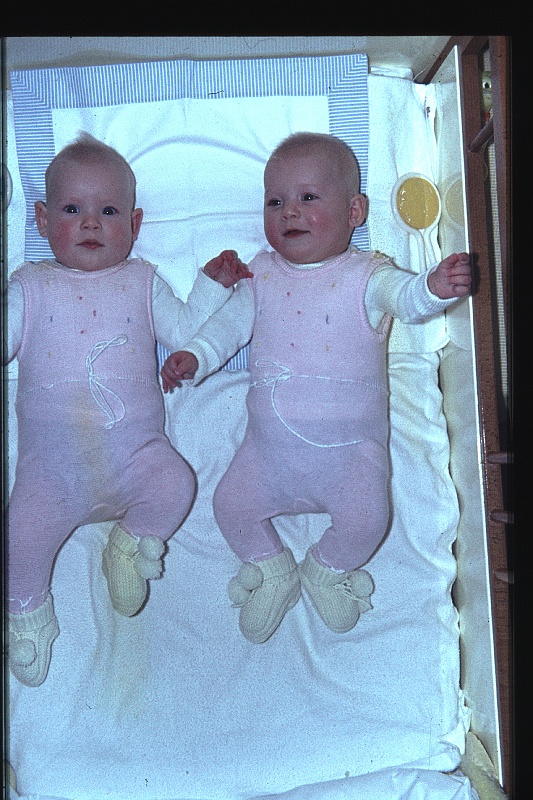 06.Delft jan 1964 Brigitte,Marion.JPG